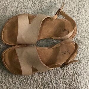 Flat nude sandal